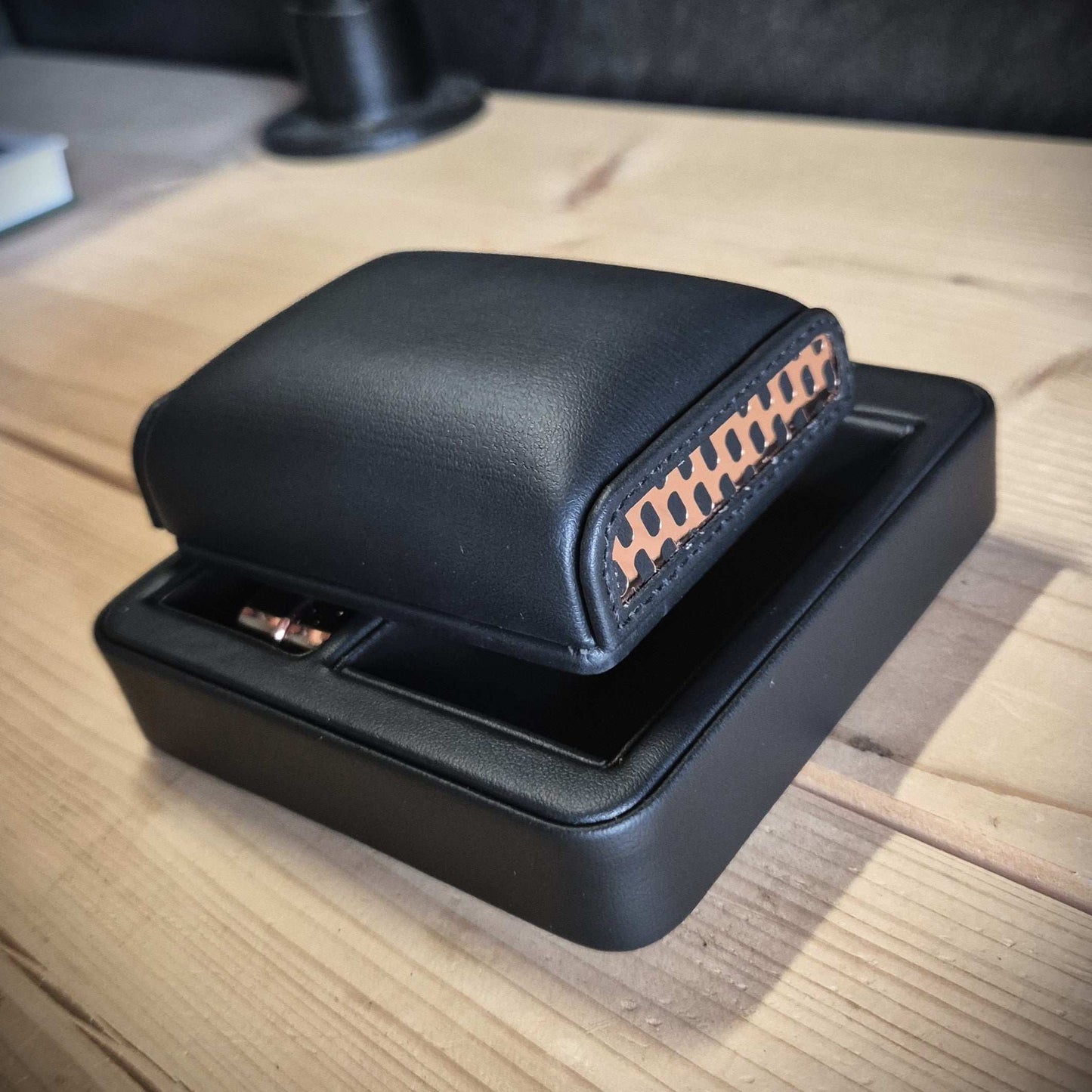 Horlogestandaard Axis Wolf 1834