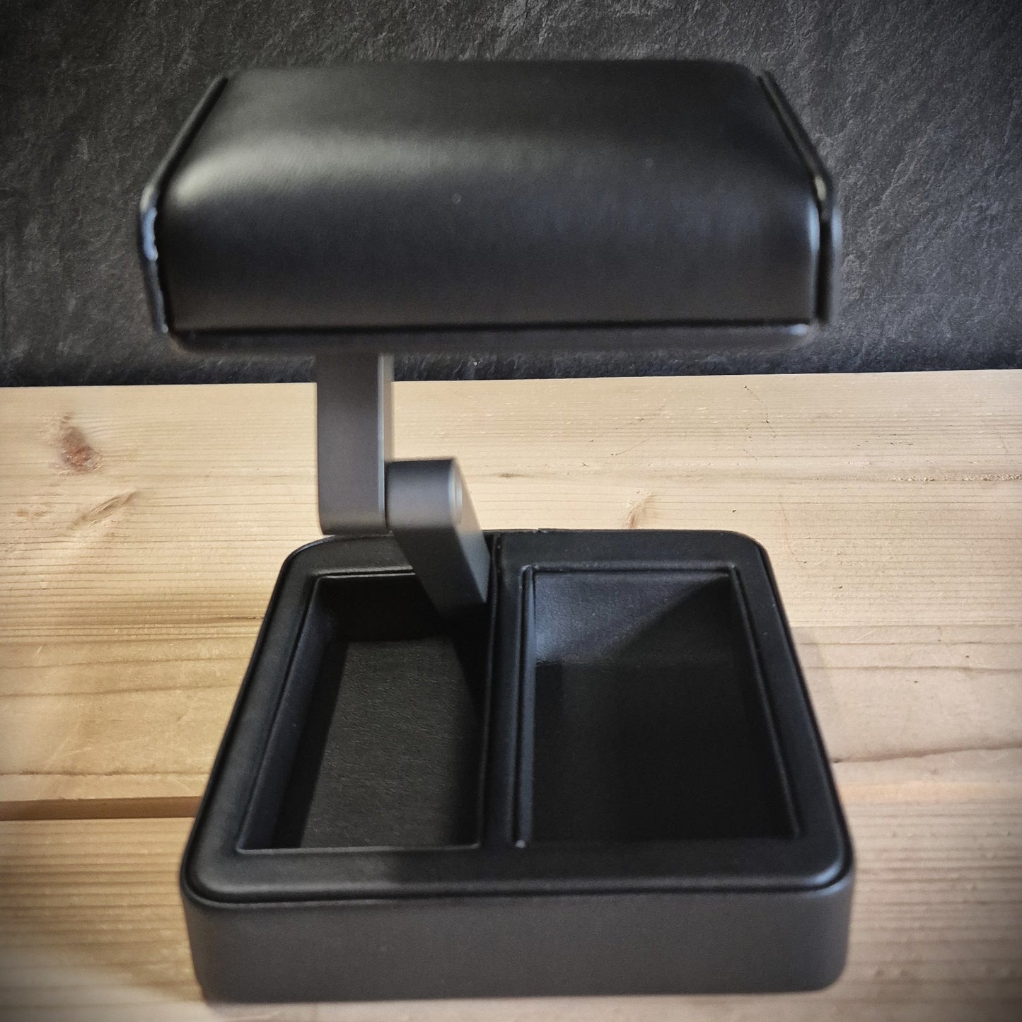 Horlogestandaard Axis Wolf 1834